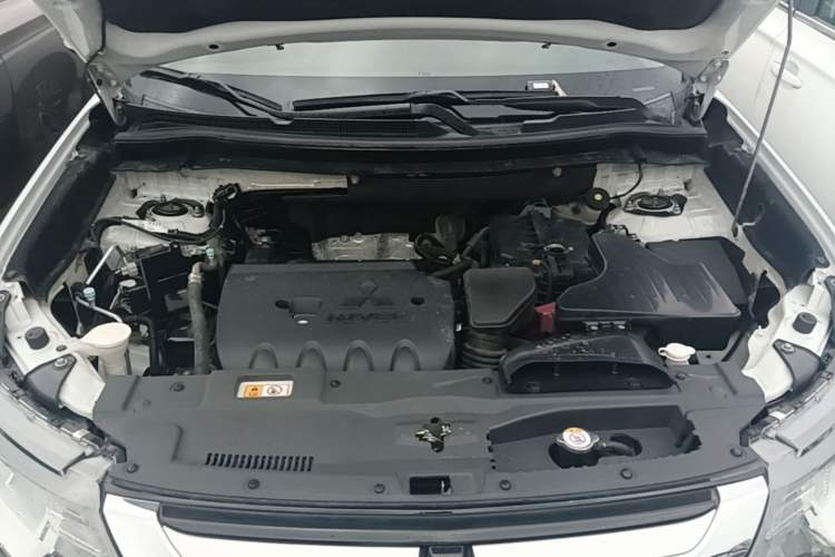 Used Mitsubishi Outlander 2018 2.0L Two-Wheel-Drive Jiale Edition 7-Seater Engine Bay