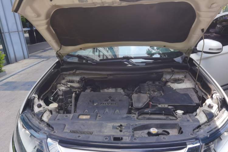 Used Mitsubishi Outlander 2018 2.0L Two-Wheel-Drive Jiale Edition 7-Seater Engine Bay