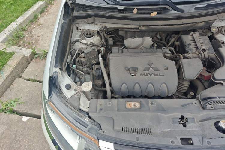 Used Mitsubishi Outlander 2018 2.0L Two-Wheel-Drive Jiale Edition 7-Seater Engine Bay Right
