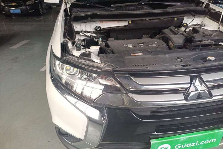 Used Mitsubishi Outlander 2018 2.0L Two-Wheel Drive Glory Edition 5 Seats Engine Bay Right