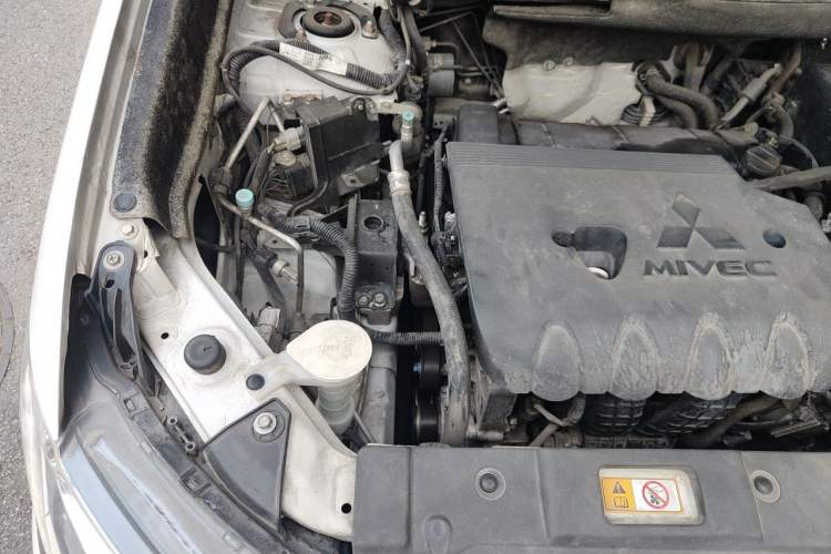 Used Mitsubishi Outlander 2018 2.4L 4x4 Luxury Edition 7-Seater Engine Bay Right