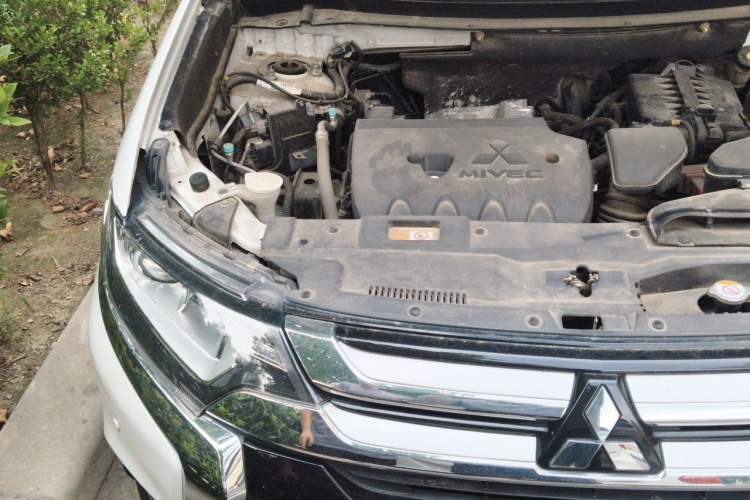 Used Mitsubishi Outlander 2018 2.0L Two-Wheel Drive Glory Edition 5 Seats Engine Bay Right