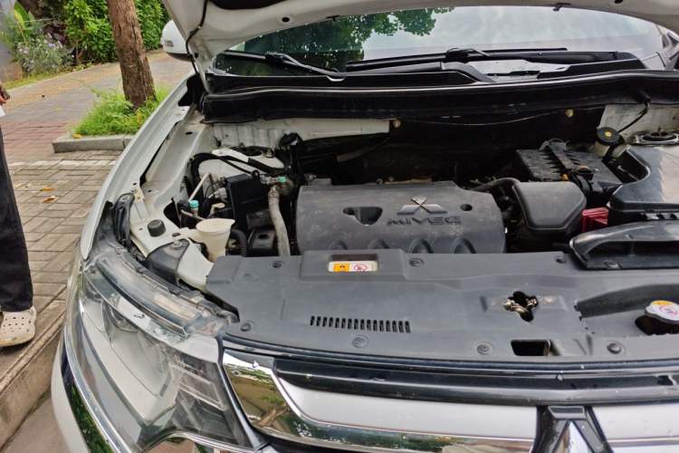 Used Mitsubishi Outlander 2018 2.4L 4x4 Elite Edition 5 Seats Engine Bay Right