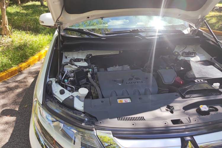 Used Mitsubishi Outlander 2018 2.0L Two-Wheel Drive Glory Edition 5 Seats Engine Bay Right