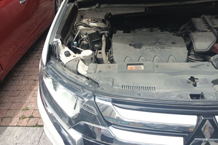 Used Mitsubishi Outlander 2018 2.4L 4x4 Elite Edition 5 Seats Engine Bay Right