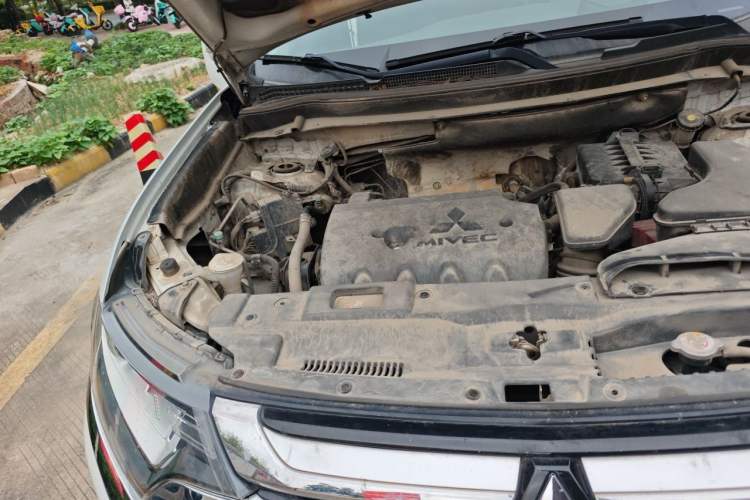 Used Mitsubishi Outlander 2018 2.0L Two-Wheel-Drive Jiale Edition 7-Seater Engine Bay Right