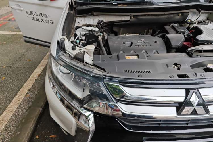 Used Mitsubishi Outlander 2018 2.0L Two-Wheel Drive Glory Edition 5 Seats Engine Bay Right