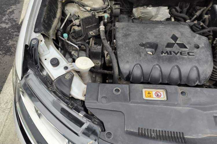 Used Mitsubishi Outlander 2018 2.4L 4x4 Luxury Edition 7-Seater Engine Bay Right