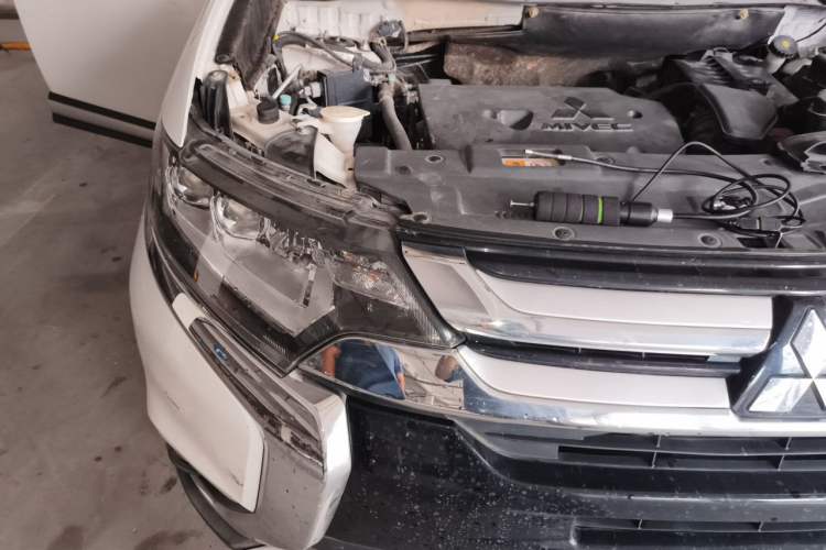 Used Mitsubishi Outlander 2018 2.4L 4x4 Elite Edition 5 Seats Engine Bay Right