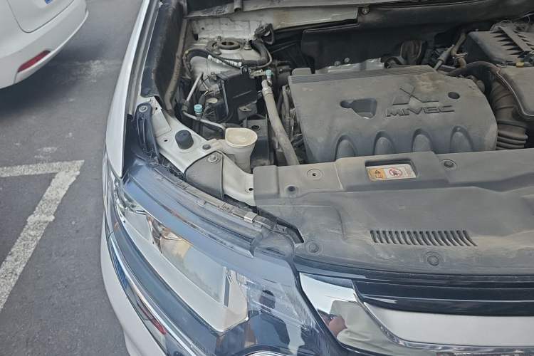 Used Mitsubishi Outlander 2018 2.4L 4x4 Luxury Edition 7-Seater Engine Bay Right