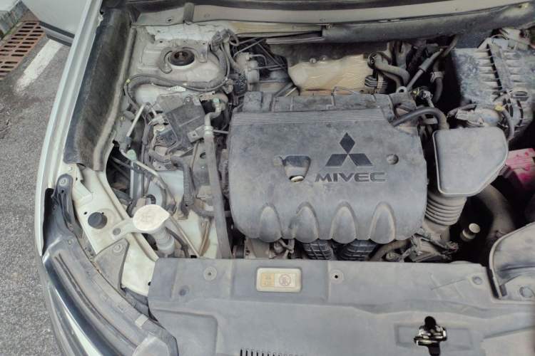 Used Mitsubishi Outlander 2018 2.0L Two-Wheel-Drive Jiale Edition 7-Seater Engine Bay Right