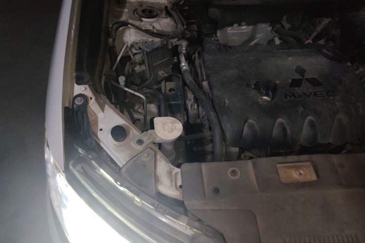 Used Mitsubishi Outlander 2018 2.4L 4x4 Luxury Edition 7-Seater Engine Bay Right