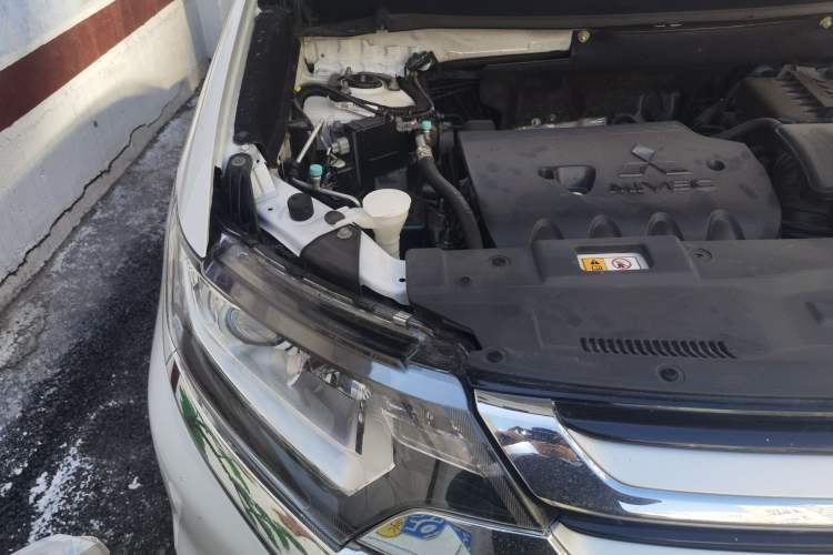 Used Mitsubishi Outlander 2018 2.0L Two-Wheel Drive Glory Edition 5 Seats Engine Bay Right