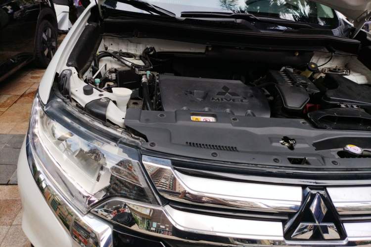 Used Mitsubishi Outlander 2018 2.0L Two-Wheel Drive Glory Edition 5 Seats Engine Bay Right