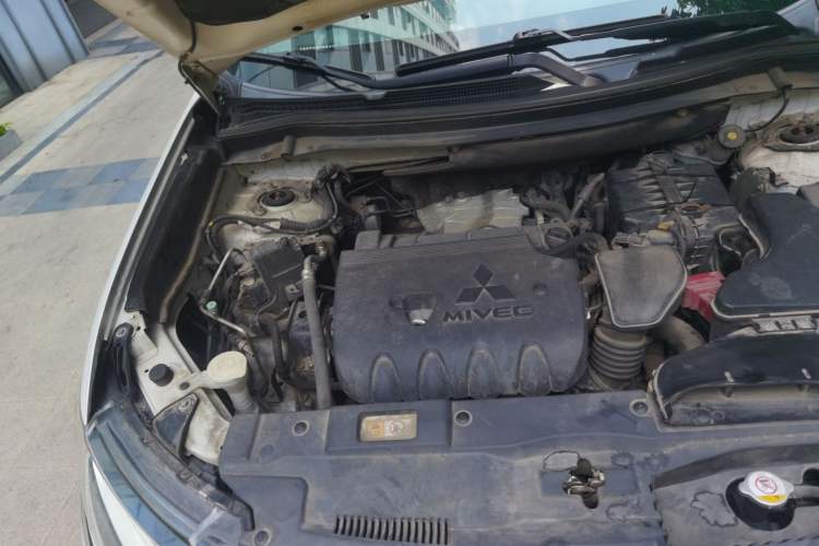 Used Mitsubishi Outlander 2018 2.0L Two-Wheel-Drive Jiale Edition 7-Seater Engine Bay Right