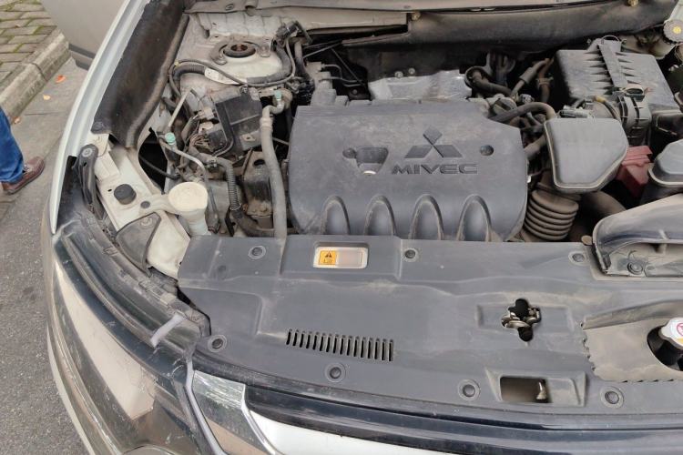 Used Mitsubishi Outlander 2018 2.0L Two-Wheel-Drive Jiale Edition 7-Seater Engine Bay Right
