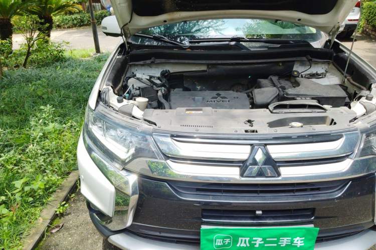 Used Mitsubishi Outlander 2018 2.4L 4x4 Luxury Edition 7-Seater Engine Bay Right