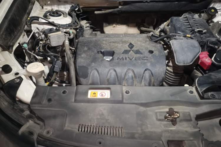 Used Mitsubishi Outlander 2018 2.0L Two-Wheel Drive Glory Edition 5 Seats Engine Bay Right