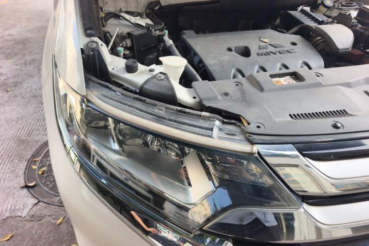 Used Mitsubishi Outlander 2018 2.4L 4x4 Elite Edition 5 Seats Engine Bay Right