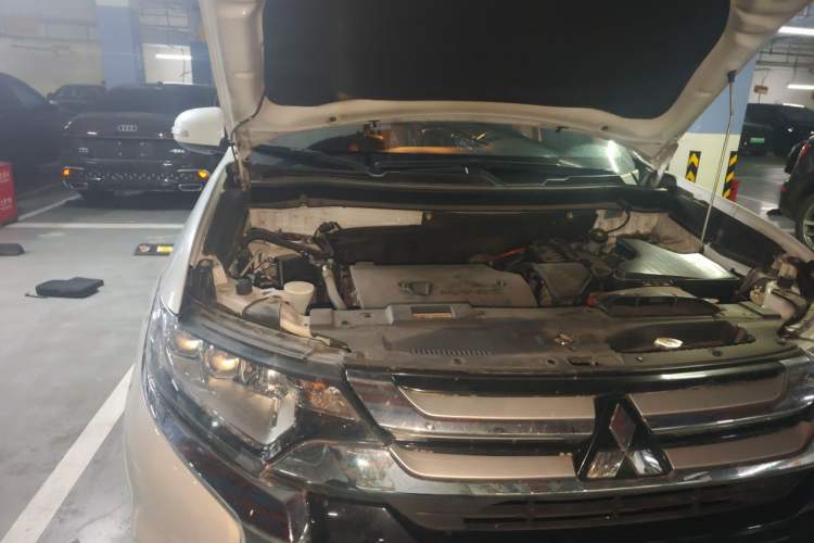 Used Mitsubishi Outlander 2018 2.4L 4x4 Elite Edition 5 Seats Engine Bay Right