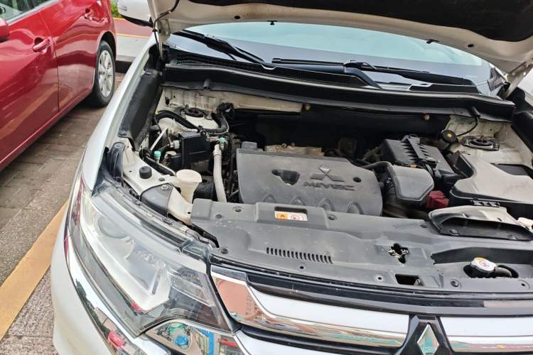 Used Mitsubishi Outlander 2018 2.0L Two-Wheel Drive Glory Edition 5 Seats Engine Bay Right