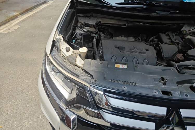 Used Mitsubishi Outlander 2018 2.0L Two-Wheel Drive Glory Edition 5 Seats Engine Bay Right
