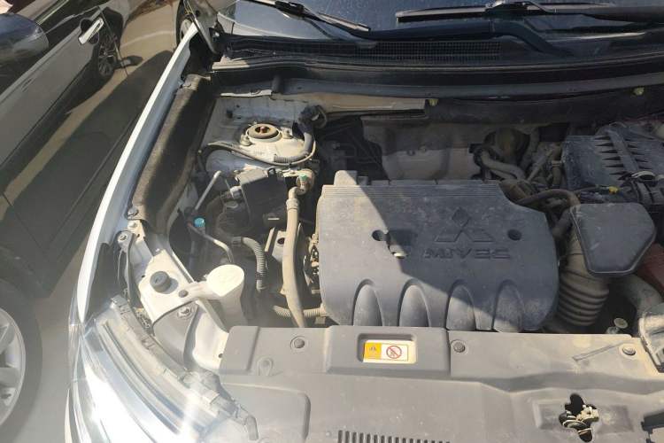 Used Mitsubishi Outlander 2018 2.0L Two-Wheel-Drive Jiale Edition 7-Seater Engine Bay Right