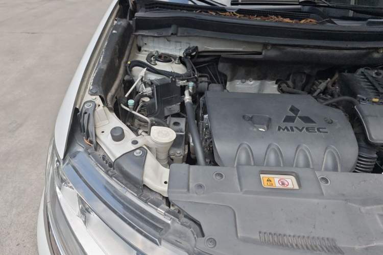 Used Mitsubishi Outlander 2018 2.4L 4x4 Luxury Edition 7-Seater Engine Bay Right