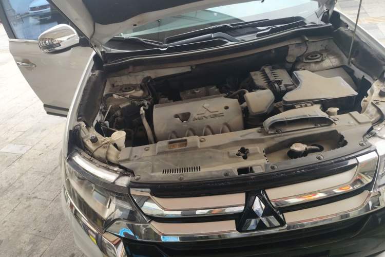 Used Mitsubishi Outlander 2018 2.0L Two-Wheel Drive Glory Edition 5 Seats Engine Bay Right