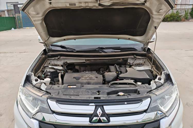 Used Mitsubishi Outlander 2018 2.0L Two-Wheel Drive Glory Edition 5 Seats Engine Bay