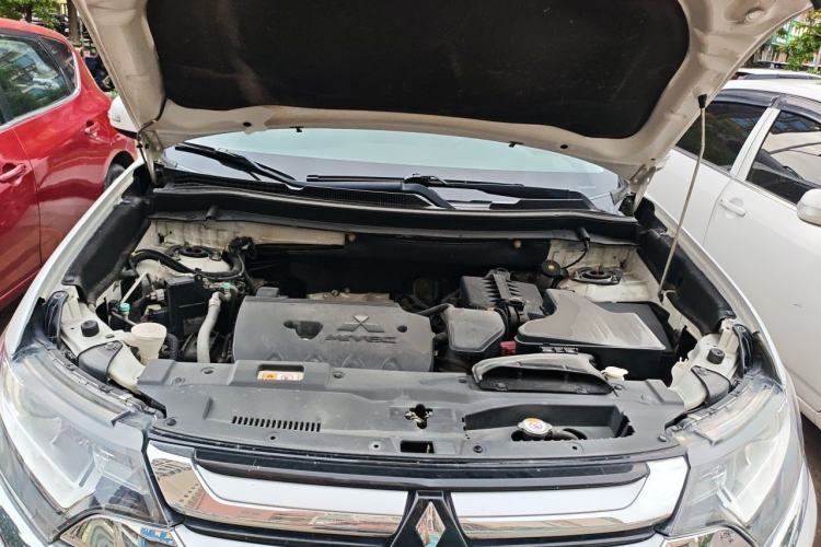 Used Mitsubishi Outlander 2018 2.0L Two-Wheel Drive Glory Edition 5 Seats Engine Bay