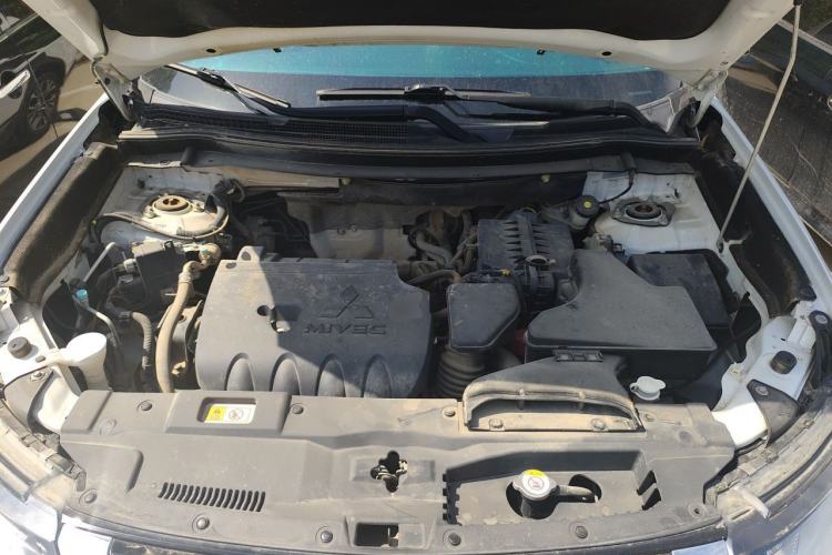 Used Mitsubishi Outlander 2018 2.0L Two-Wheel-Drive Jiale Edition 7-Seater Engine Bay
