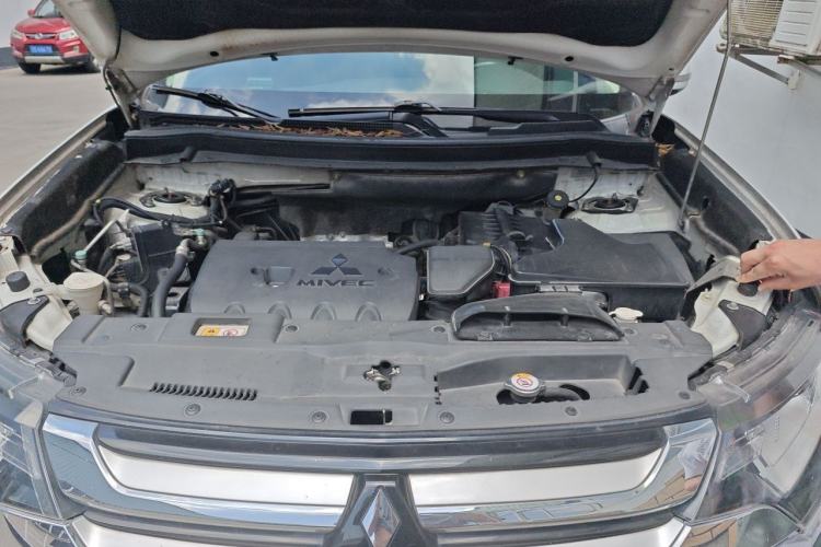 Used Mitsubishi Outlander 2018 2.4L 4x4 Luxury Edition 7-Seater Engine Bay