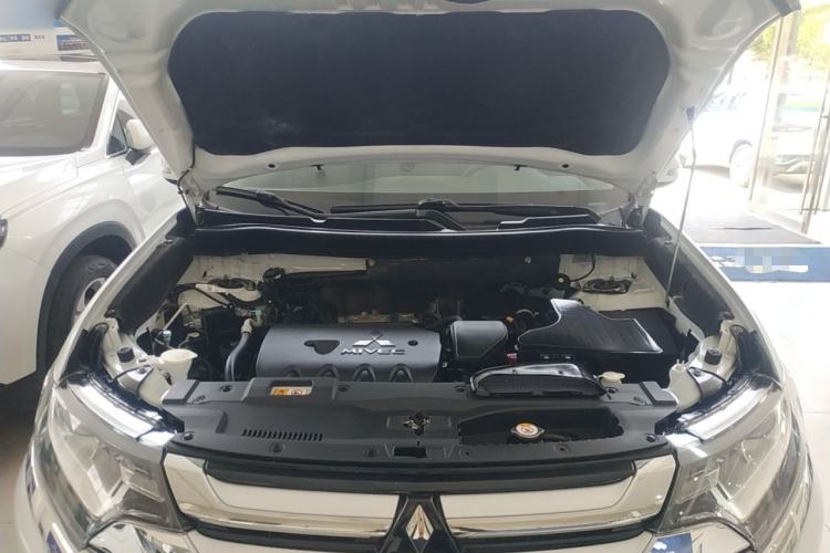 Used Mitsubishi Outlander 2018 2.0L Two-Wheel-Drive Jiale Edition 7-Seater Engine Bay