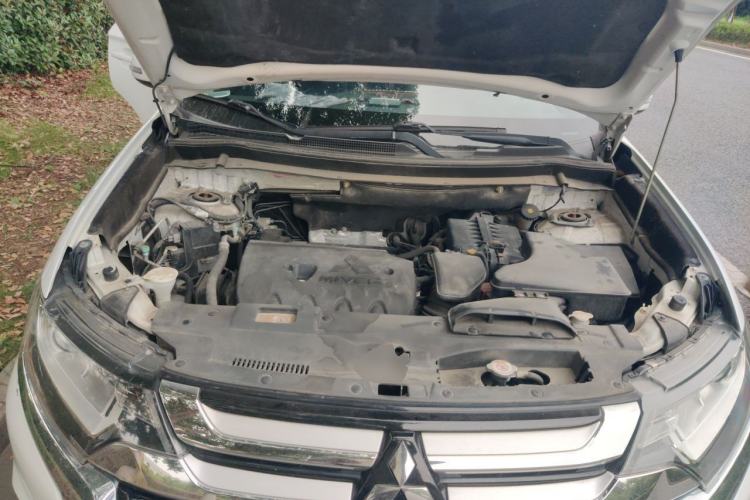 Used Mitsubishi Outlander 2018 2.0L Two-Wheel-Drive Jiale Edition 7-Seater Engine Bay