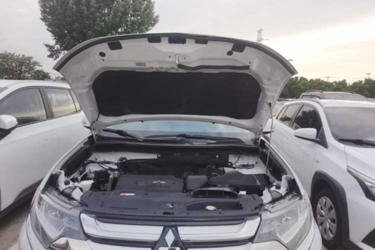 Used Mitsubishi Outlander 2018 2.4L 4x4 Elite Edition 5 Seats Engine Bay