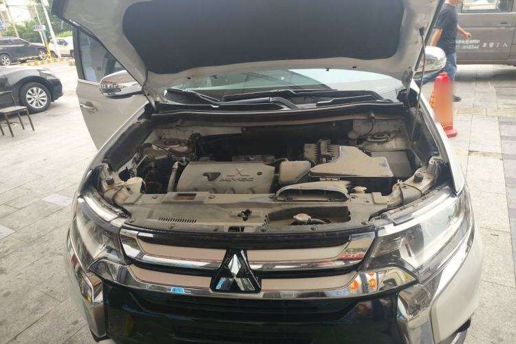 Used Mitsubishi Outlander 2018 2.0L Two-Wheel Drive Glory Edition 5 Seats Engine Bay