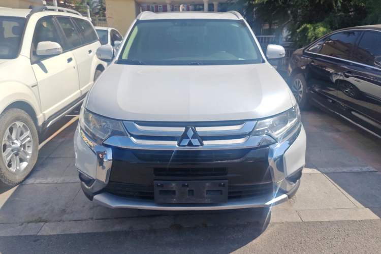 Used Mitsubishi Outlander 2018 2.4L 4x4 Luxury Edition 7-Seater Exterior 1