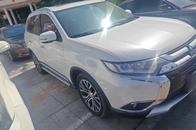 Used Mitsubishi Outlander 2018 2.4L 4x4 Luxury Edition 7-Seater Exterior 2