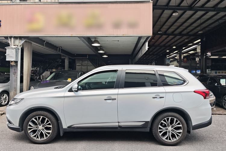 Used Mitsubishi Outlander 2018 2.4L 4x4 Elite Edition 5 Seats Exterior 2
