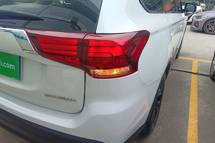 Used Mitsubishi Outlander 2018 2.0L Two-Wheel Drive Glory Edition 5 Seats Exterior 3