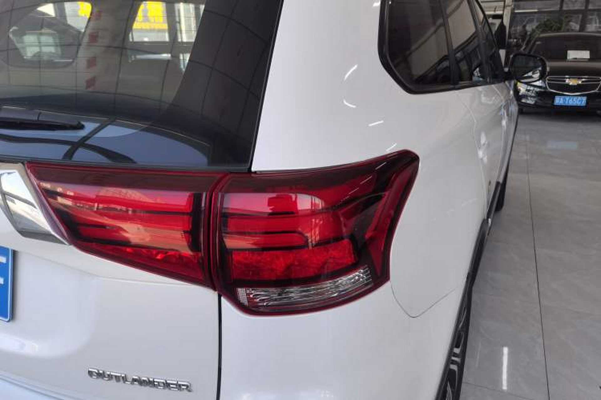 Used Mitsubishi Outlander 2018 2.0L Two-Wheel Drive Glory Edition 5 Seats Exterior 3