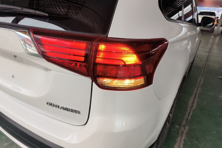 Used Mitsubishi Outlander 2018 2.0L Two-Wheel Drive Glory Edition 5 Seats Exterior 3