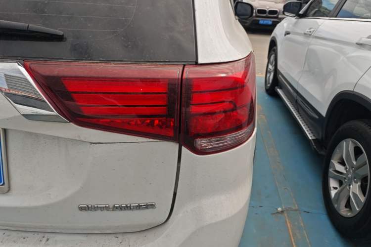 Used Mitsubishi Outlander 2018 2.0L Two-Wheel Drive Glory Edition 5 Seats Exterior 3