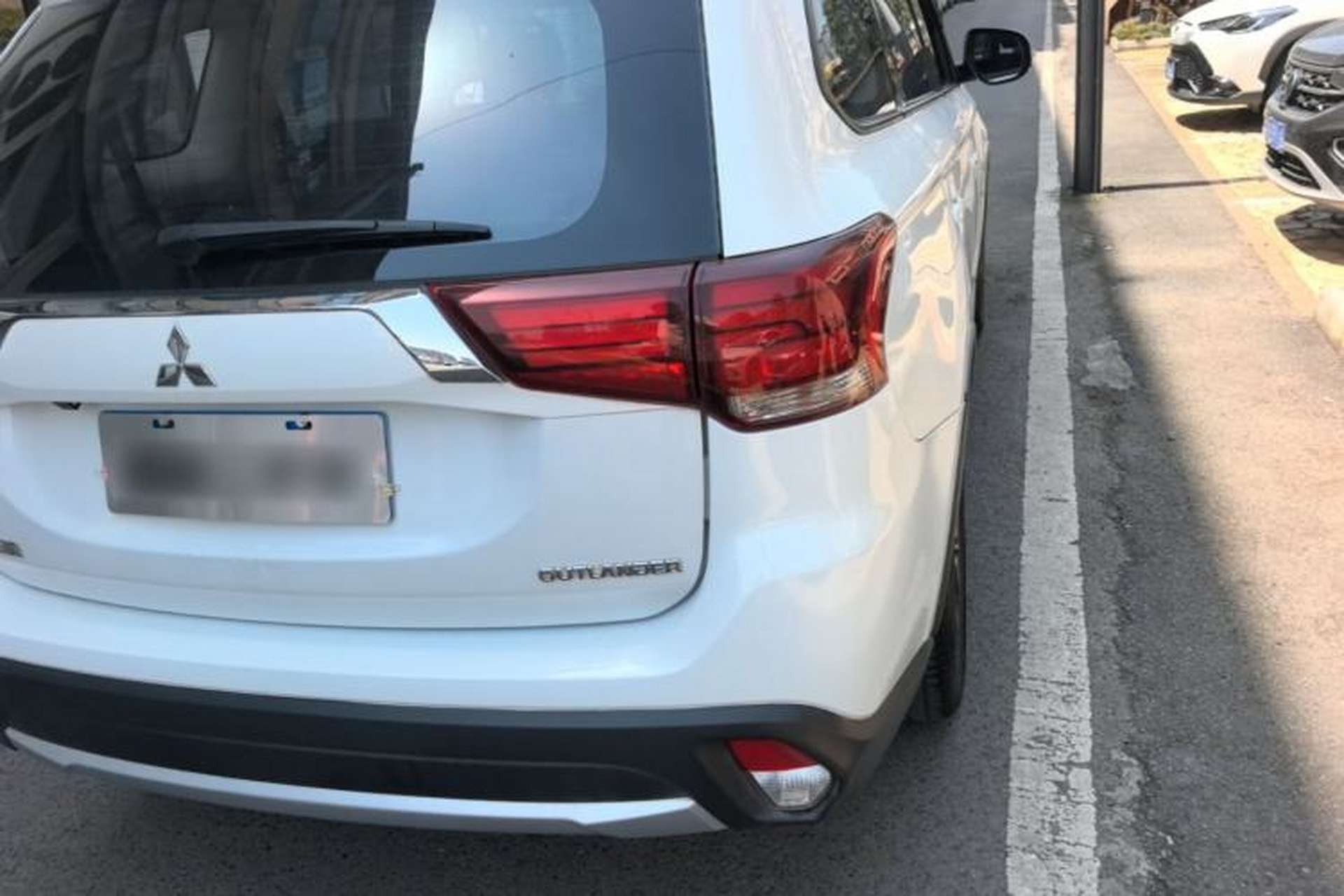 Used Mitsubishi Outlander 2018 2.0L Two-Wheel-Drive Jiale Edition 7-Seater Exterior 3