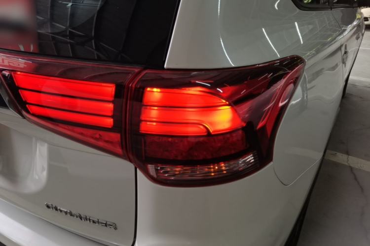 Used Mitsubishi Outlander 2018 2.0L Two-Wheel Drive Glory Edition 5 Seats Exterior 3