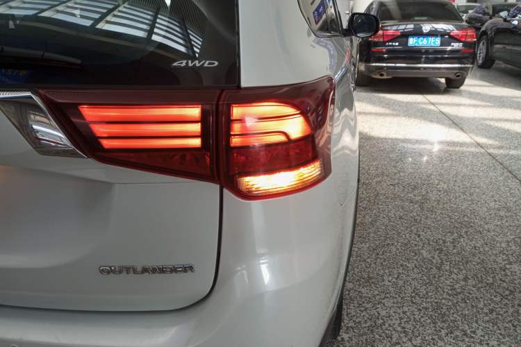 Used Mitsubishi Outlander 2018 2.4L 4x4 Elite Edition 5 Seats Exterior 3