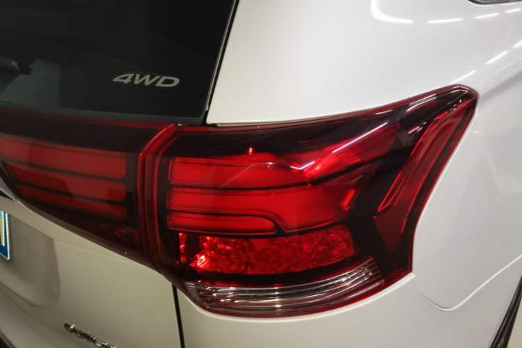 Used Mitsubishi Outlander 2018 2.4L 4x4 Elite Edition 5 Seats Exterior 3