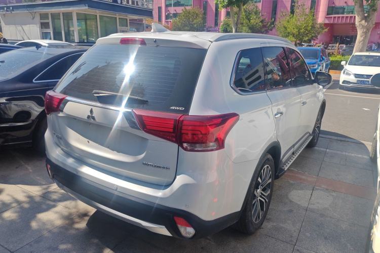 Used Mitsubishi Outlander 2018 2.4L 4x4 Luxury Edition 7-Seater Exterior 3
