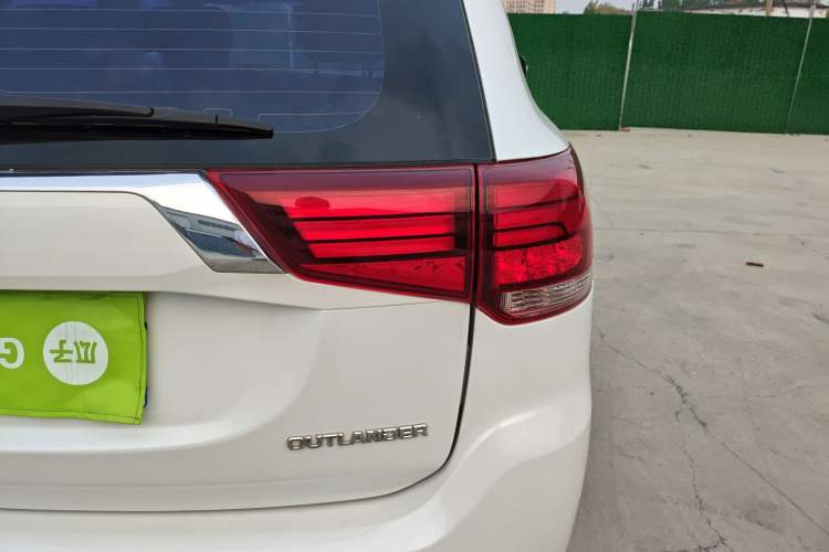 Used Mitsubishi Outlander 2018 2.0L Two-Wheel Drive Glory Edition 5 Seats Exterior 3